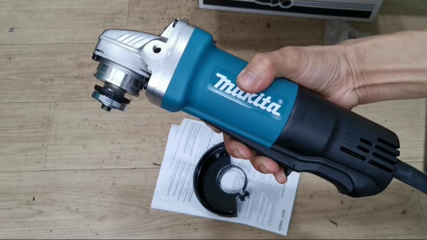 Makita 9556HP MÁY MÀI GÓC(100MM/840W/CÔNG TẮC BÓP)