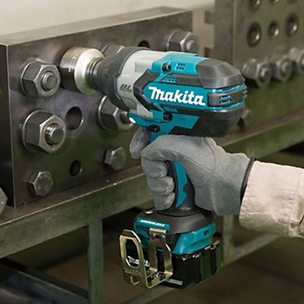 Makita DTW1002RTJ MÁY SIẾT BU LÔNG DÙNG PIN(12.7MM/BL) (kèm 02 pin 5.0 + sạc nhanh)