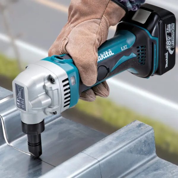 Makita DJN161Z MÁY CẮT TÔN DÙNG PIN(18V) (không kèm pin sạc)